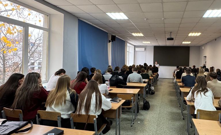 Саратовские полицейские продолжают проводить профилактические встречи с молодежью в рамках #ШколыИнформационнойБезопасности