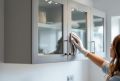 Как избавиться от жира на кухонных шкафах: практические советы