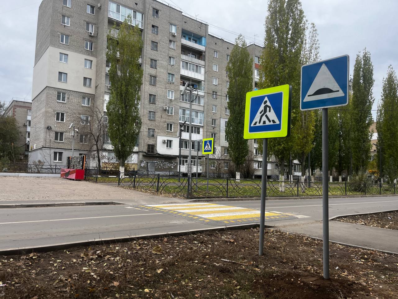 По поручению главы Энгельсского муниципального района Максима Леонова в местах размещения приподнятых пешеходных переходов ведется установка дорожных знаков, предупреждающих об искусственных неровностях