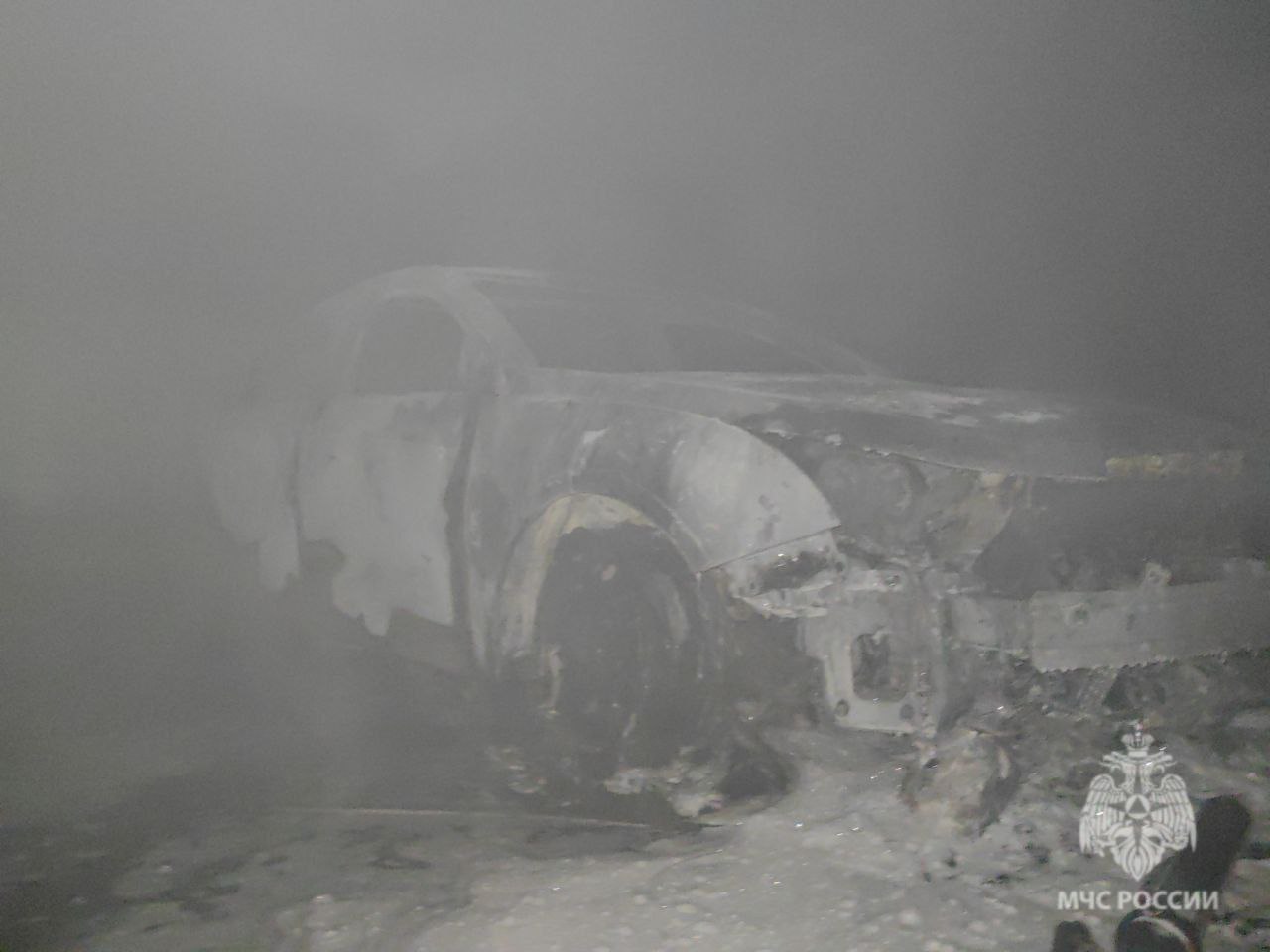 В центре Саратова сгорел автомобиль В центре Саратова сгорел автомобиль