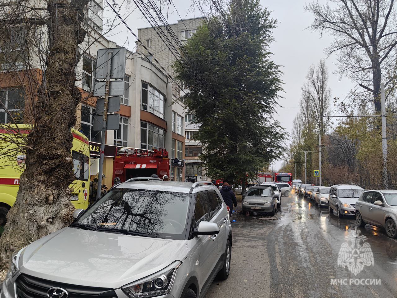 В Саратове на Рахова сотрудники МЧС России ликвидировали загорание автомобиля В Саратове на Рахова сотрудники МЧС России ликвидировали загорание автомобиля