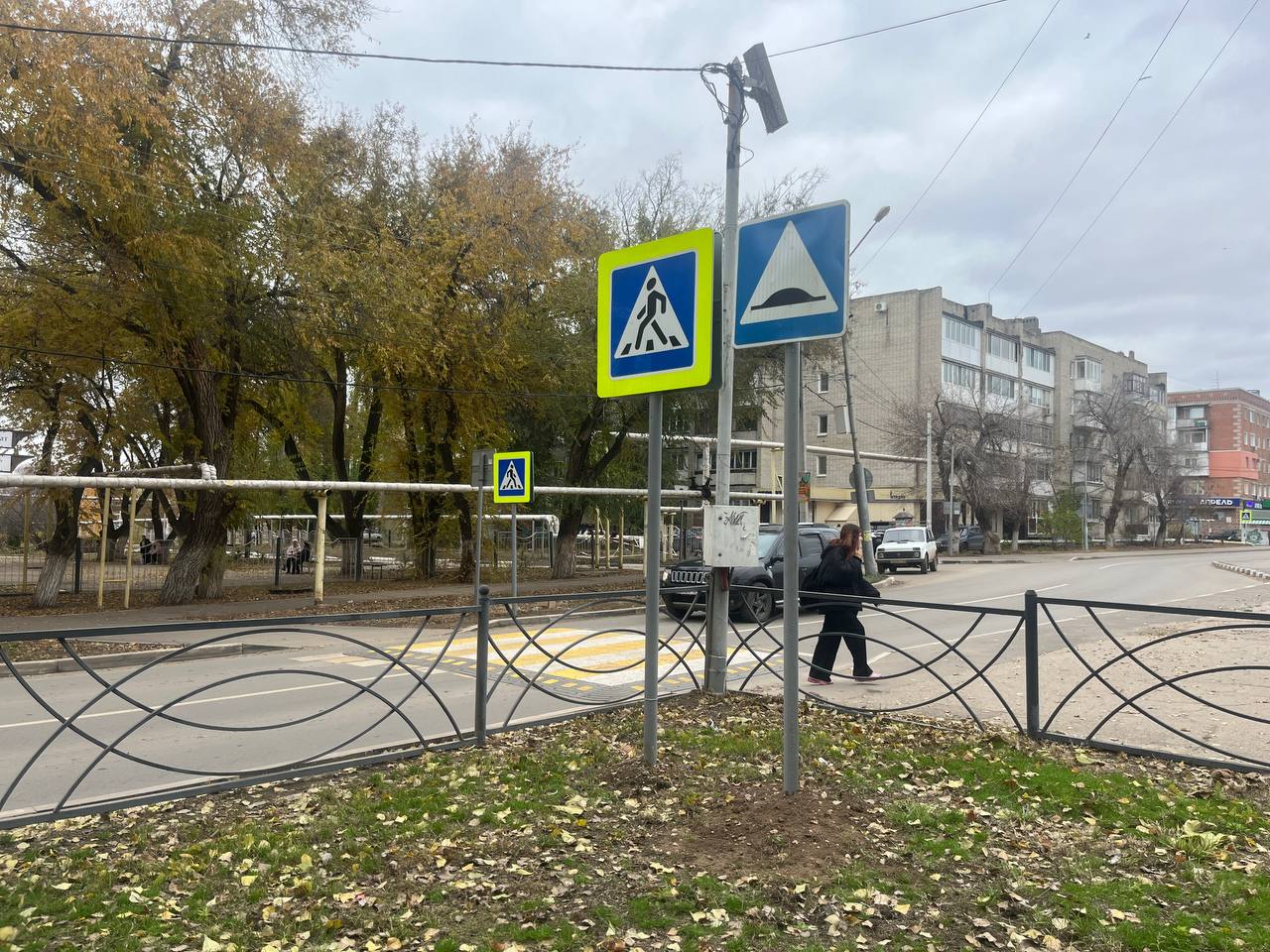 По поручению главы Энгельсского муниципального района Максима Леонова в местах размещения приподнятых пешеходных переходов ведется установка дорожных знаков, предупреждающих об искусственных неровностях По поручению главы Энгельсского муниципального района Максима Леонова в местах размещения приподнятых пешеходных переходов ведется установка дорожных знаков, предупреждающих об искусственных неровностях