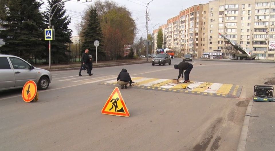 В Энгельсе начали появляться приподнятые "зебры"