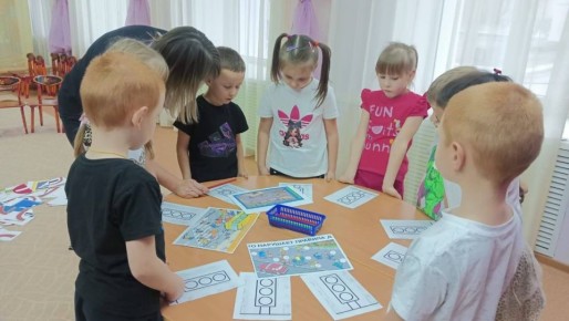 В Петровске автоинспекторы провели для дошкольников игру-викторину «Если знаешь ПДД, не устроишь ДТП!»