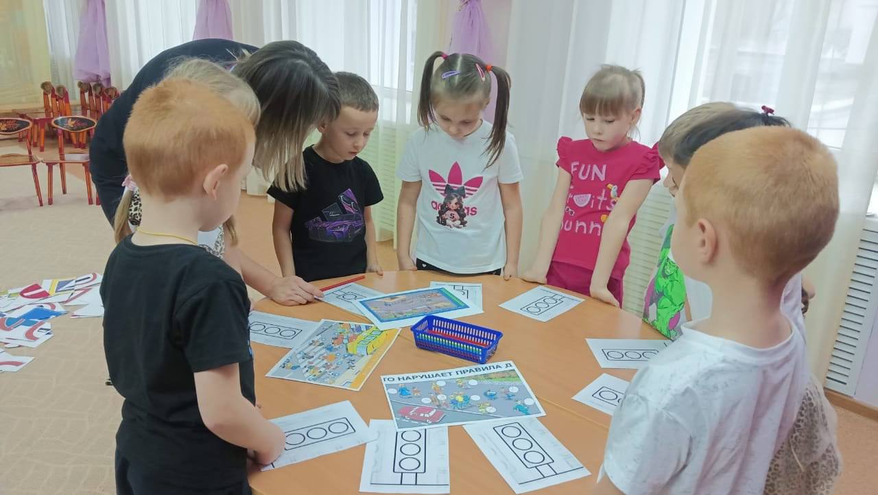 В Петровске автоинспекторы провели для дошкольников игру-викторину «Если знаешь ПДД, не устроишь ДТП!»