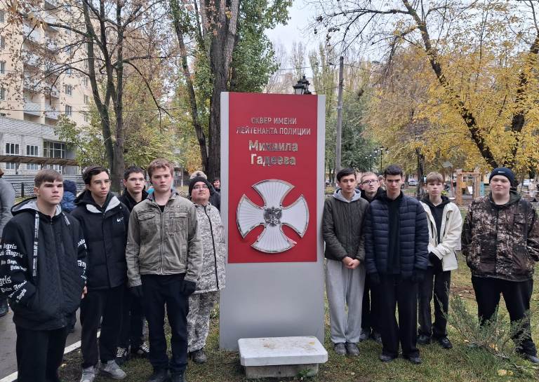 Полицейские и ветераны приняли участие в памятном мероприятии в сквере имени лейтенанта полиции Михаила Гадеева Полицейские и ветераны приняли участие в памятном мероприятии в сквере имени лейтенанта полиции Михаила Гадеева