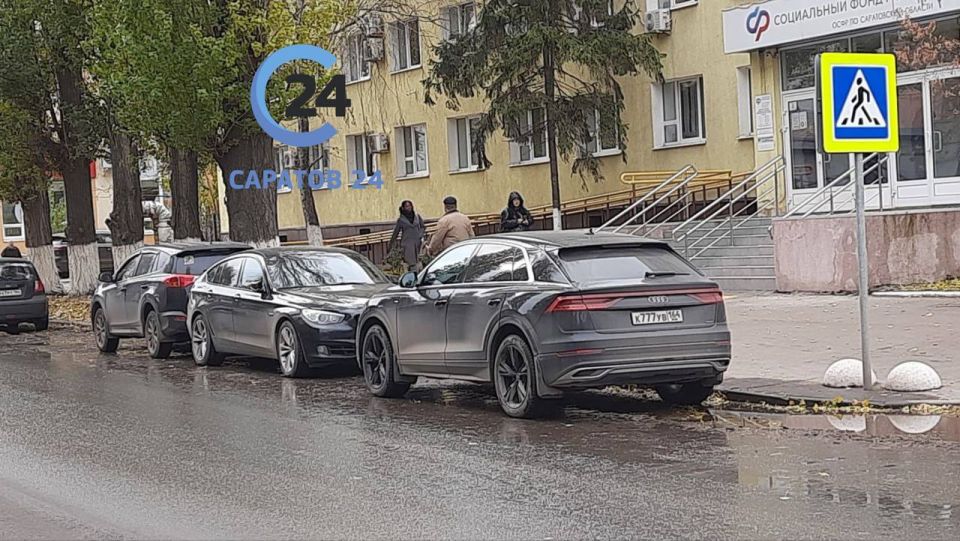 Саратовцы жалуются на припаркованные на "зебре" автомобили
