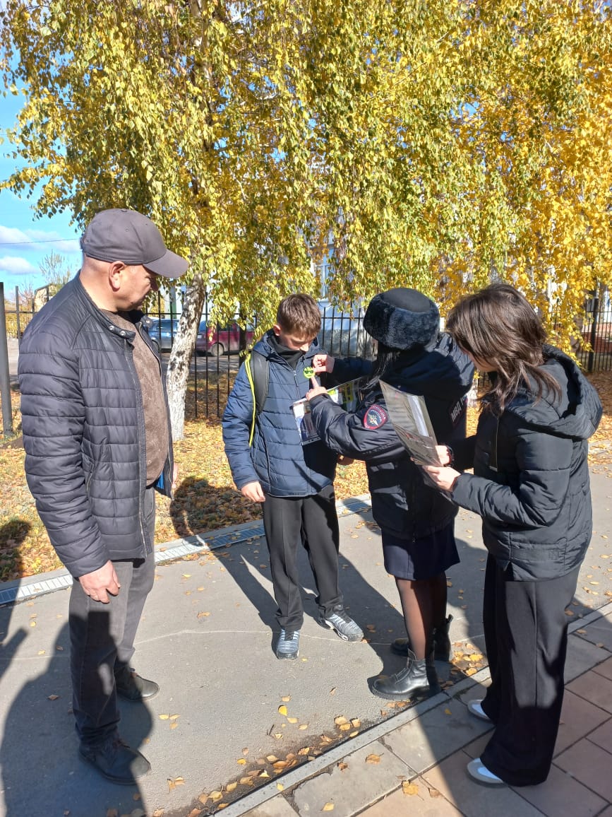 Сотрудники Госавтоинспекции в Ершове провели акцию «Засветись на дороге» Сотрудники Госавтоинспекции в Ершове провели акцию «Засветись на дороге»