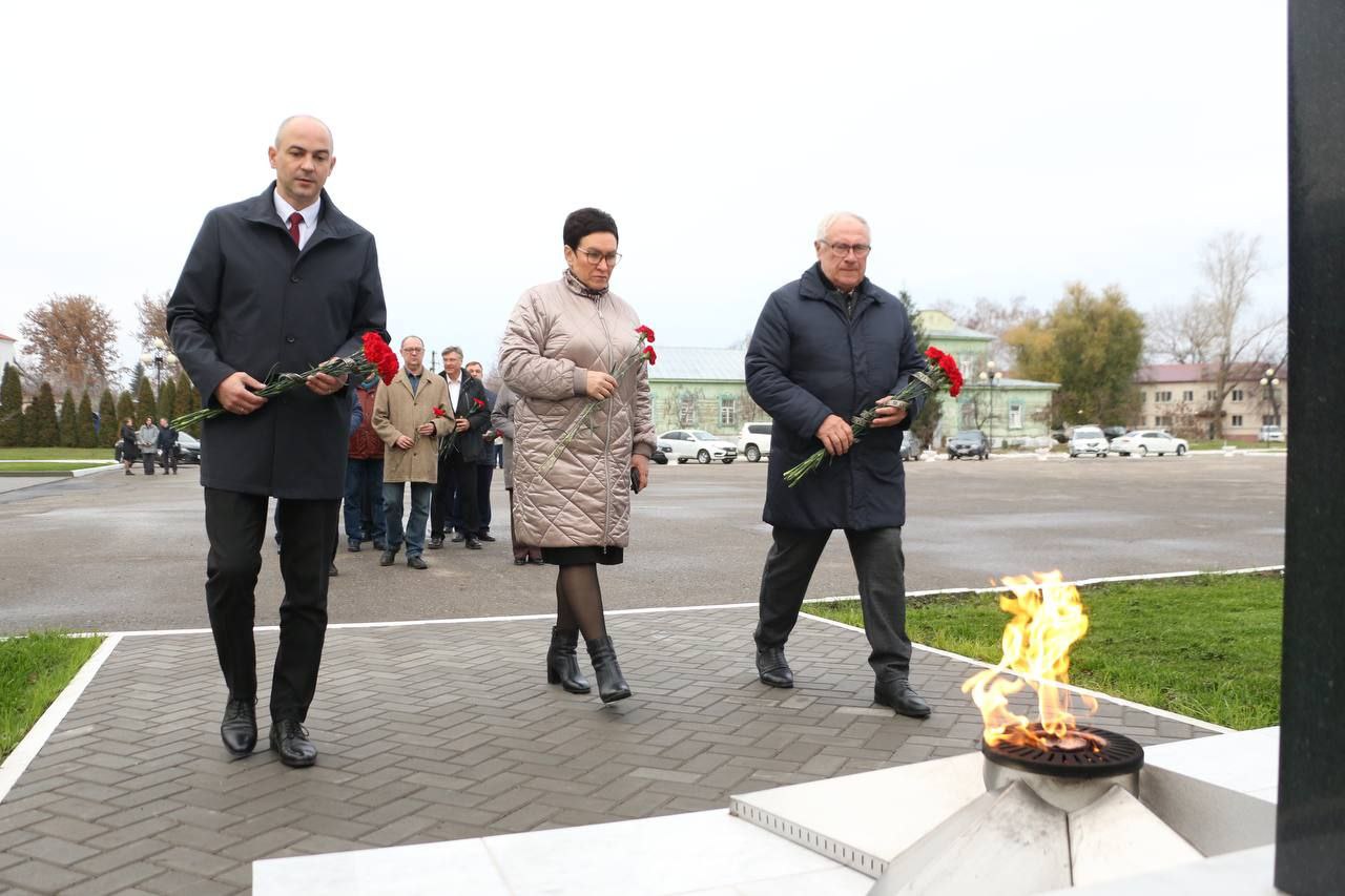 Выездное заседание Совета Саратовской областной Думы проходит сегодня в рабочем поселке Татищево Саратовской области Выездное заседание Совета Саратовской областной Думы проходит сегодня в рабочем поселке Татищево Саратовской области