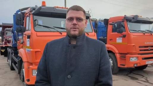 Жители Балаково часто интересуются, почему во время сильных снегопадов сначала используют пескосоляную смесь, а только через несколько часов приступают к уборке и очистке дорог