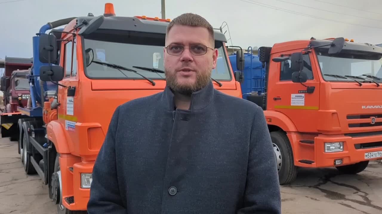 Жители Балаково часто интересуются, почему во время сильных снегопадов сначала используют пескосоляную смесь, а только через несколько часов приступают к уборке и очистке дорог