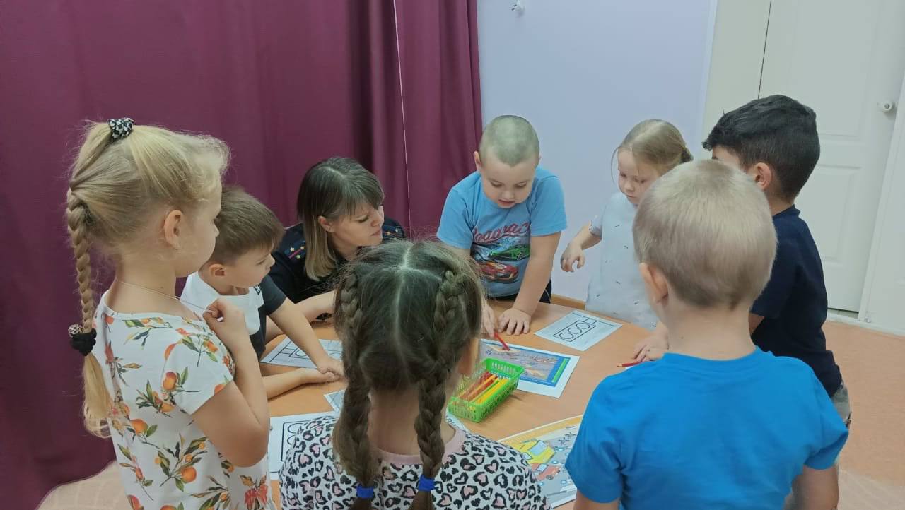 В Петровске автоинспекторы провели для дошкольников игру-викторину «Если знаешь ПДД, не устроишь ДТП!» В Петровске автоинспекторы провели для дошкольников игру-викторину «Если знаешь ПДД, не устроишь ДТП!»