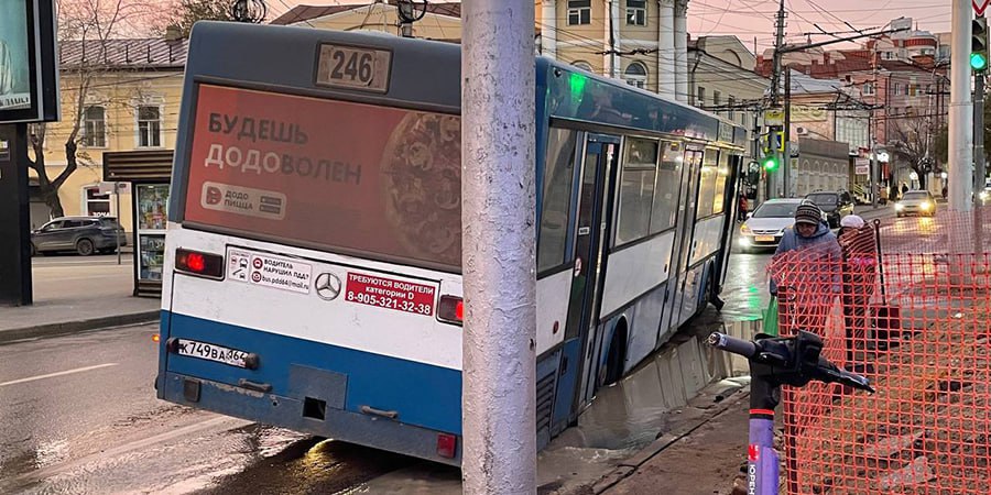 На углу Чернышевского и Московской автобус угодил в провал
