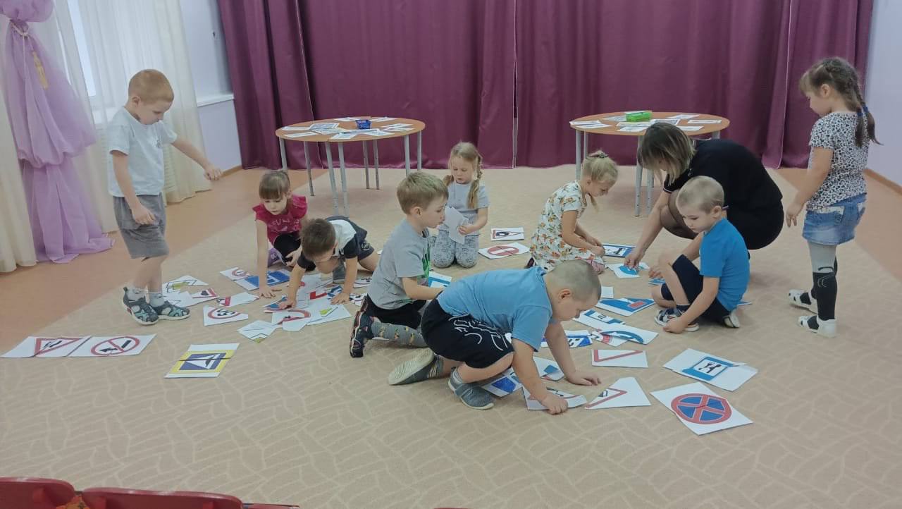 В Петровске автоинспекторы провели для дошкольников игру-викторину «Если знаешь ПДД, не устроишь ДТП!» В Петровске автоинспекторы провели для дошкольников игру-викторину «Если знаешь ПДД, не устроишь ДТП!»