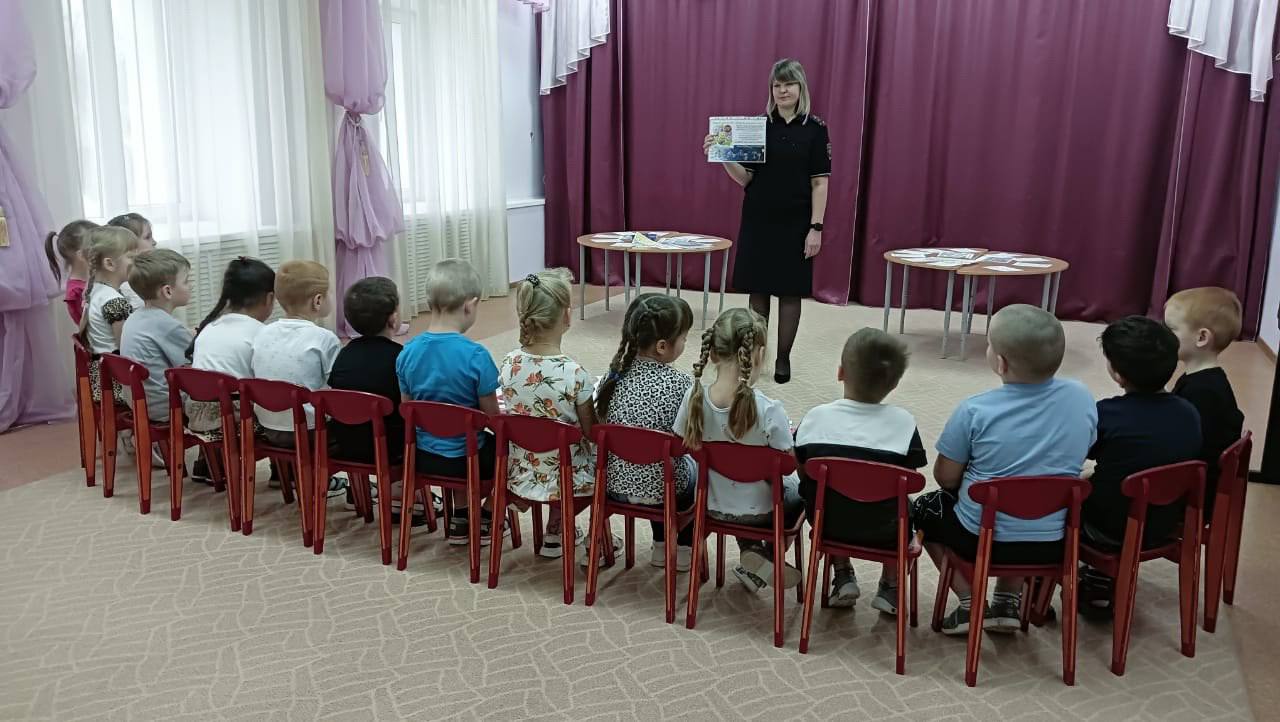 В Петровске автоинспекторы провели для дошкольников игру-викторину «Если знаешь ПДД, не устроишь ДТП!» В Петровске автоинспекторы провели для дошкольников игру-викторину «Если знаешь ПДД, не устроишь ДТП!»