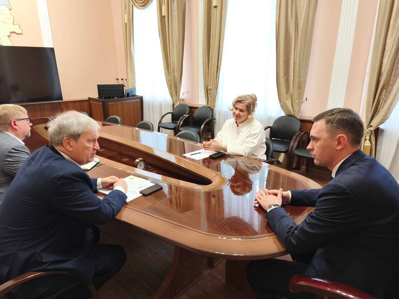 Вместе с главой муниципального образования «Город Энгельс» Юлией Таушанковой встретились с руководителем информационного агентства «Местное самоуправление» Игорем Мещеряковым Вместе с главой муниципального образования «Город Энгельс» Юлией Таушанковой встретились с руководителем информационного агентства «Местное самоуправление» Игорем Мещеряковым