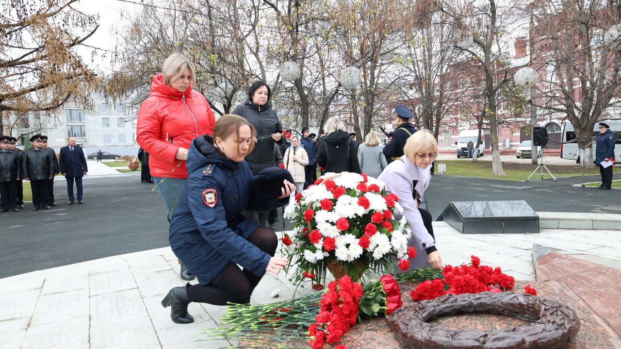 В Саратовской области почтили память сотрудников органов внутренних дел, погибших при выполнении служебных обязанностей В Саратовской области почтили память сотрудников органов внутренних дел, погибших при выполнении служебных обязанностей