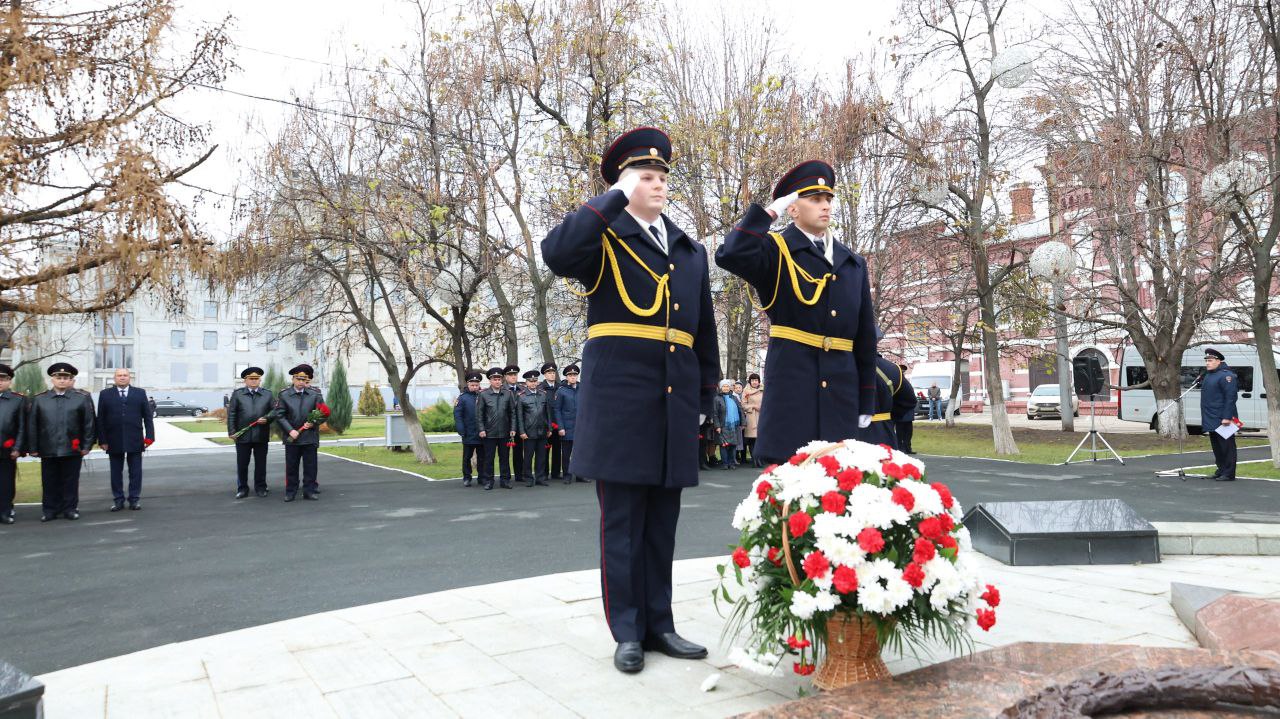 В Саратовской области почтили память сотрудников органов внутренних дел, погибших при выполнении служебных обязанностей В Саратовской области почтили память сотрудников органов внутренних дел, погибших при выполнении служебных обязанностей