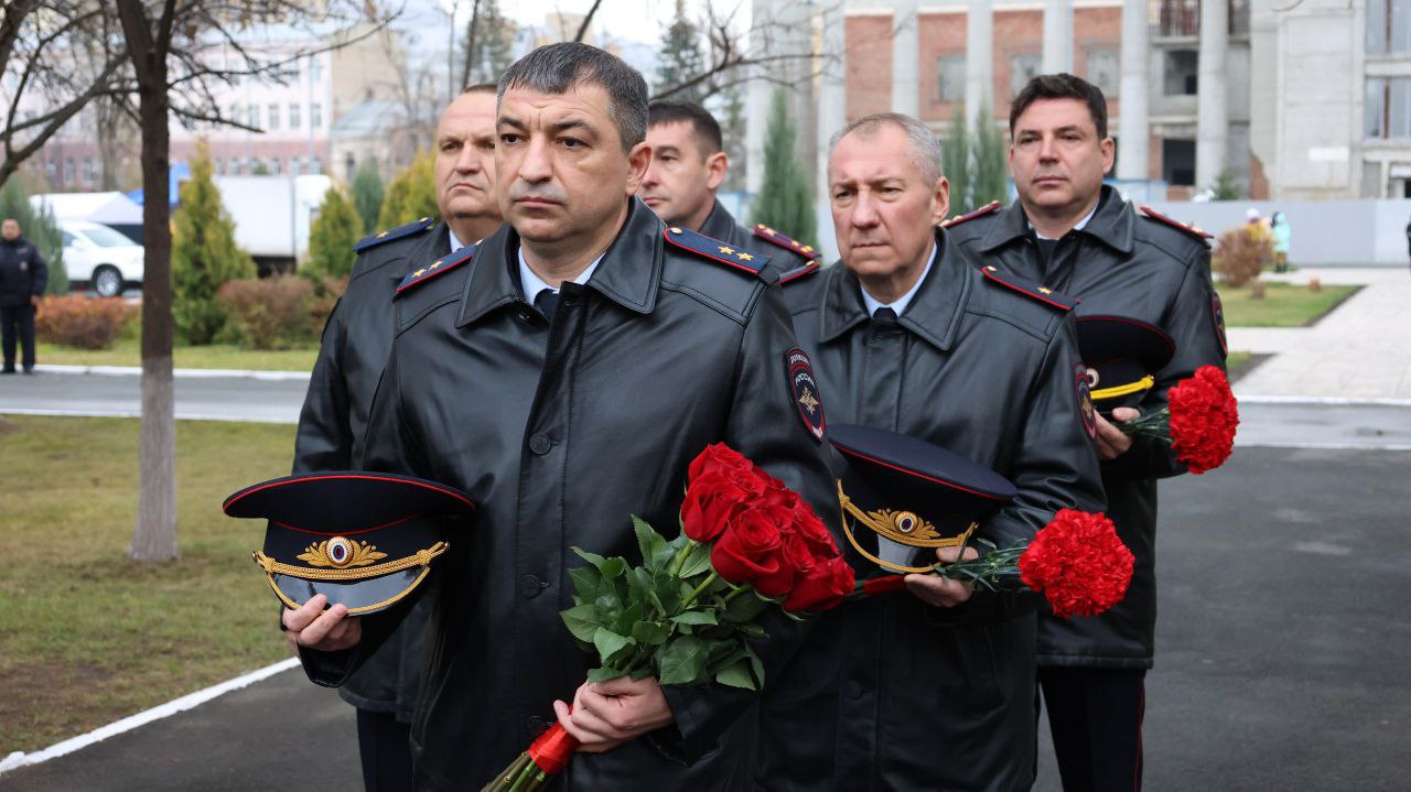 В Саратовской области почтили память сотрудников органов внутренних дел, погибших при выполнении служебных обязанностей В Саратовской области почтили память сотрудников органов внутренних дел, погибших при выполнении служебных обязанностей