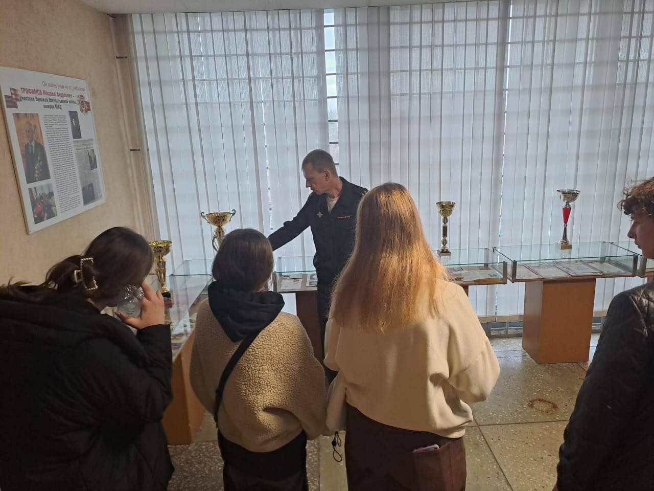 На экскурсии в отделе МВД России по Петровскому району побывали ученики из средней общеобразовательной школы № 1 На экскурсии в отделе МВД России по Петровскому району побывали ученики из средней общеобразовательной школы № 1