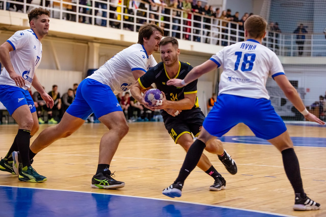 Саратовские гандболисты сыграли с чемпионом Саратовские гандболисты сыграли с чемпионом