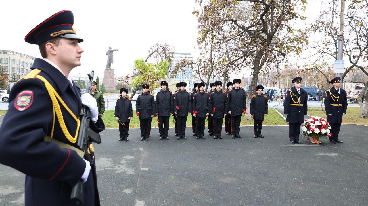 В Саратовской области почтили память сотрудников органов внутренних дел, погибших при выполнении служебных обязанностей В Саратовской области почтили память сотрудников органов внутренних дел, погибших при выполнении служебных обязанностей
