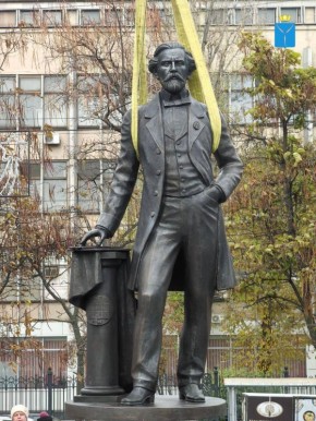 В Саратове появился памятник основателю Радищевского музея