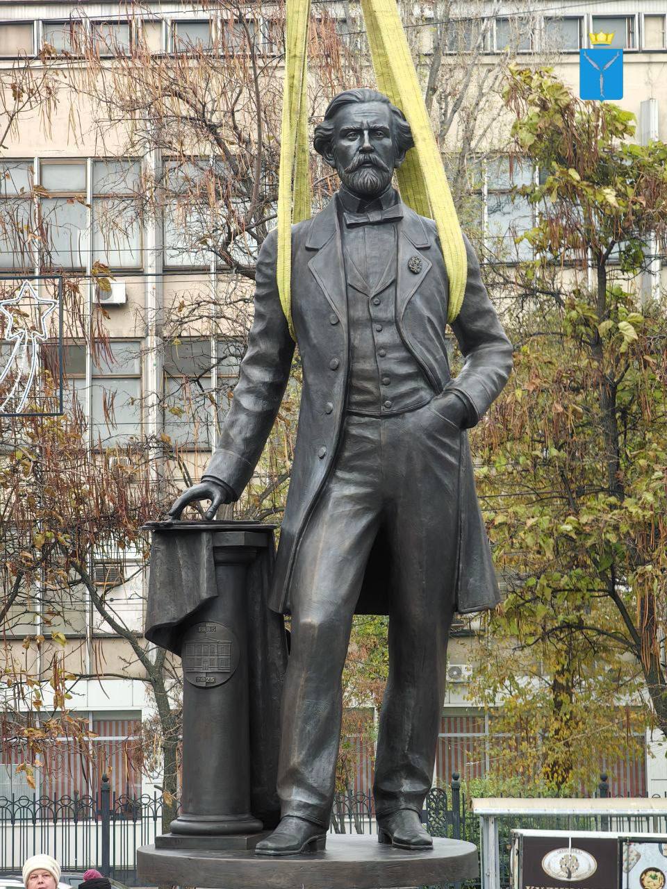 В Саратове появился памятник основателю Радищевского музея