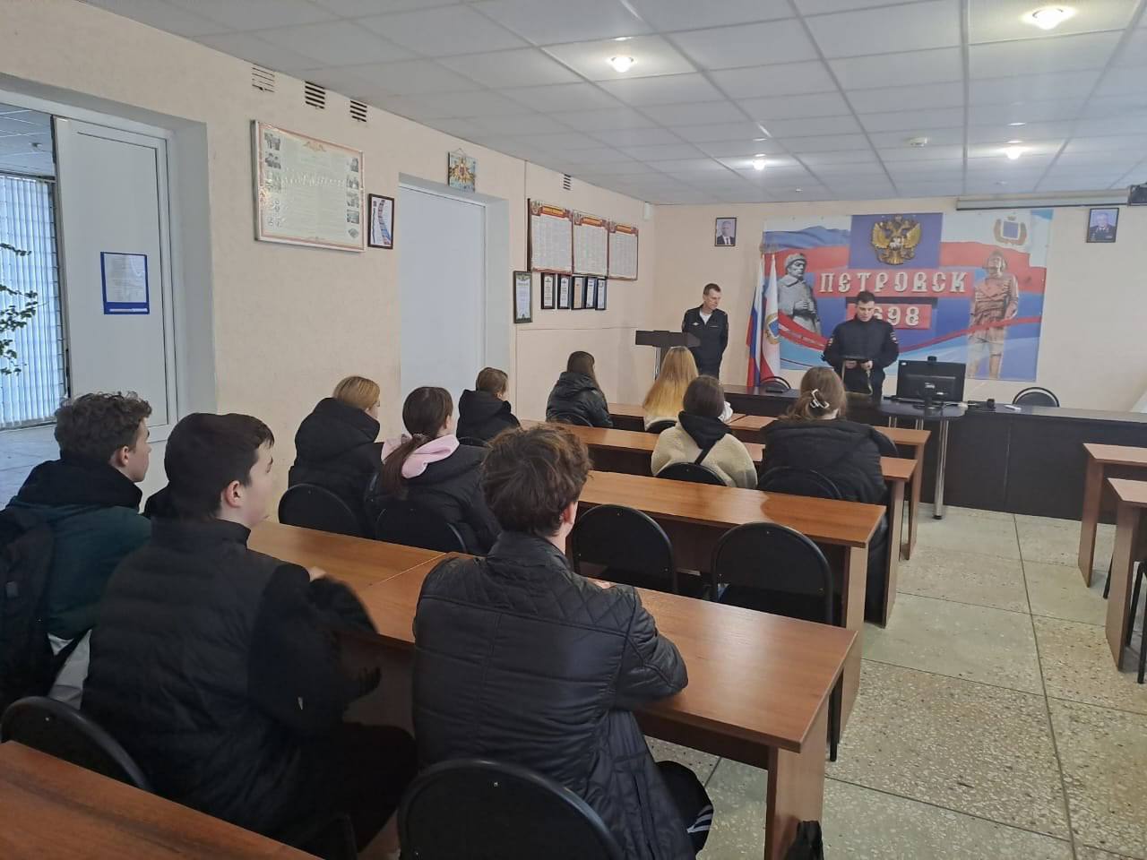 На экскурсии в отделе МВД России по Петровскому району побывали ученики из средней общеобразовательной школы № 1 На экскурсии в отделе МВД России по Петровскому району побывали ученики из средней общеобразовательной школы № 1