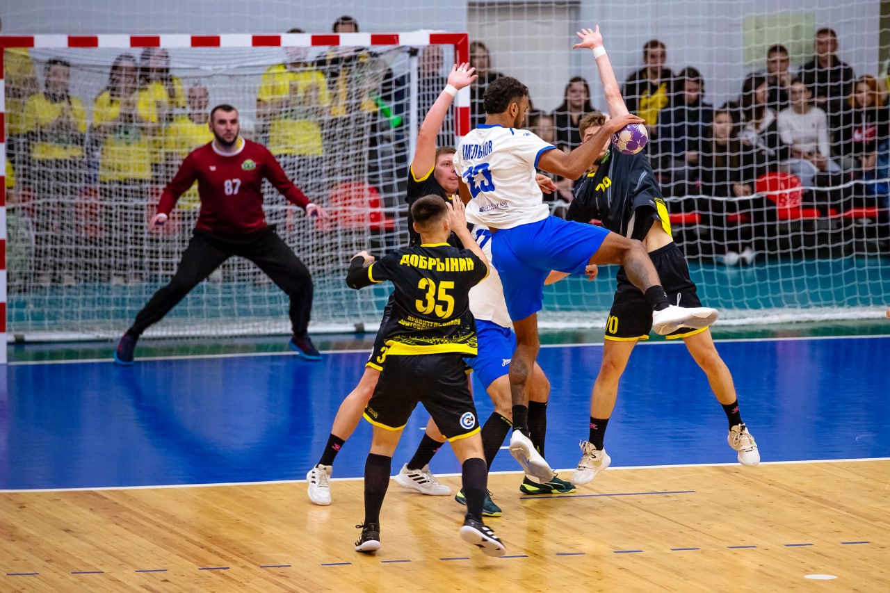 Саратовские гандболисты сыграли с чемпионом Саратовские гандболисты сыграли с чемпионом