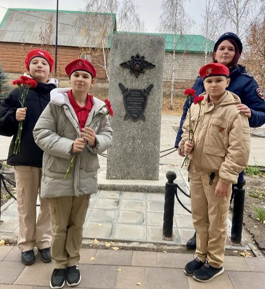 В Пугачевском районе сотрудники полиции и школьники провели памятное мероприятие В Пугачевском районе сотрудники полиции и школьники провели памятное мероприятие