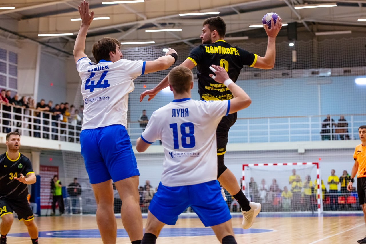 Саратовские гандболисты сыграли с чемпионом Саратовские гандболисты сыграли с чемпионом