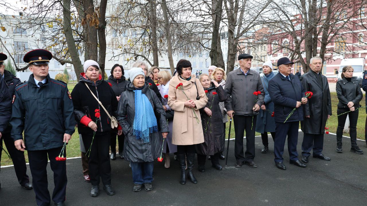 В Саратовской области почтили память сотрудников органов внутренних дел, погибших при выполнении служебных обязанностей В Саратовской области почтили память сотрудников органов внутренних дел, погибших при выполнении служебных обязанностей