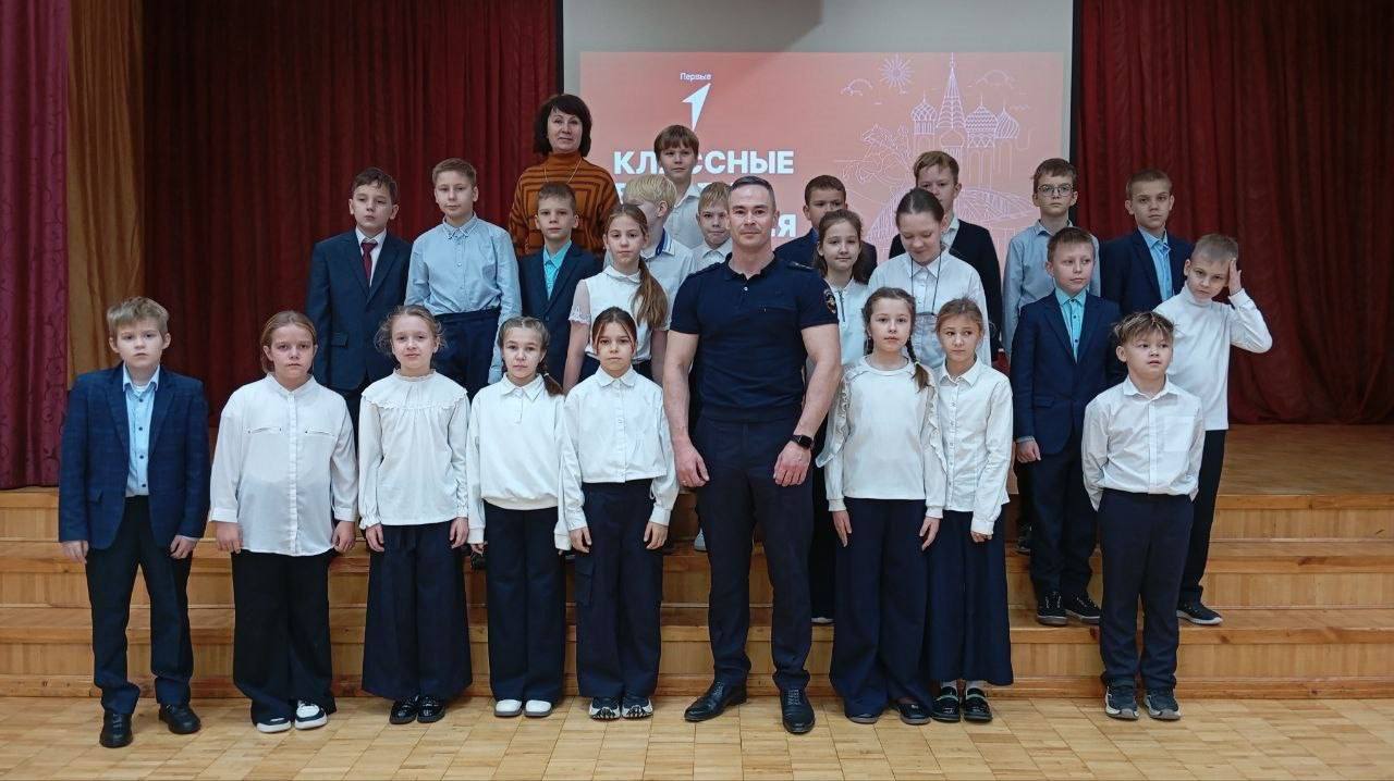 В Балаково полицейские провели «Классную встречу» с активистами из Движения Первых В Балаково полицейские провели «Классную встречу» с активистами из Движения Первых