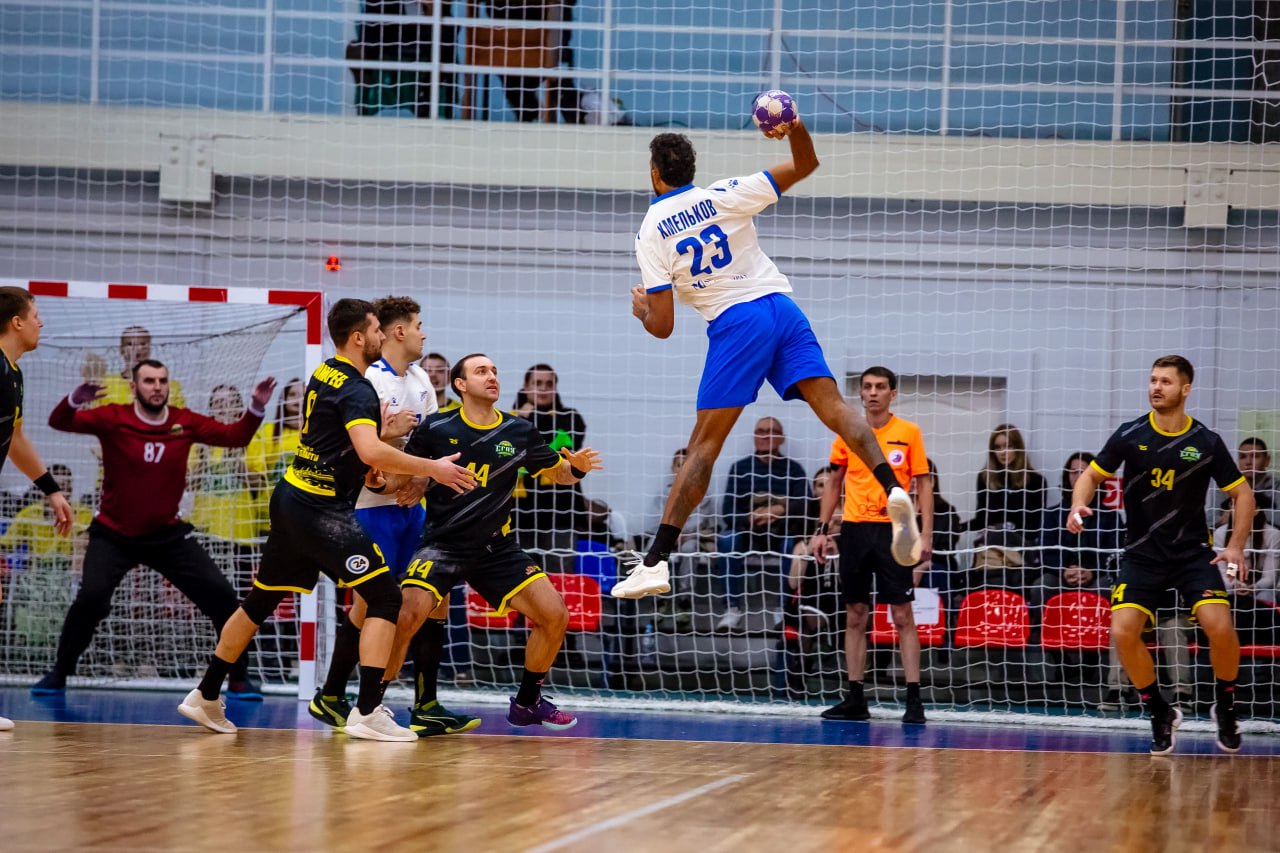 Саратовские гандболисты сыграли с чемпионом