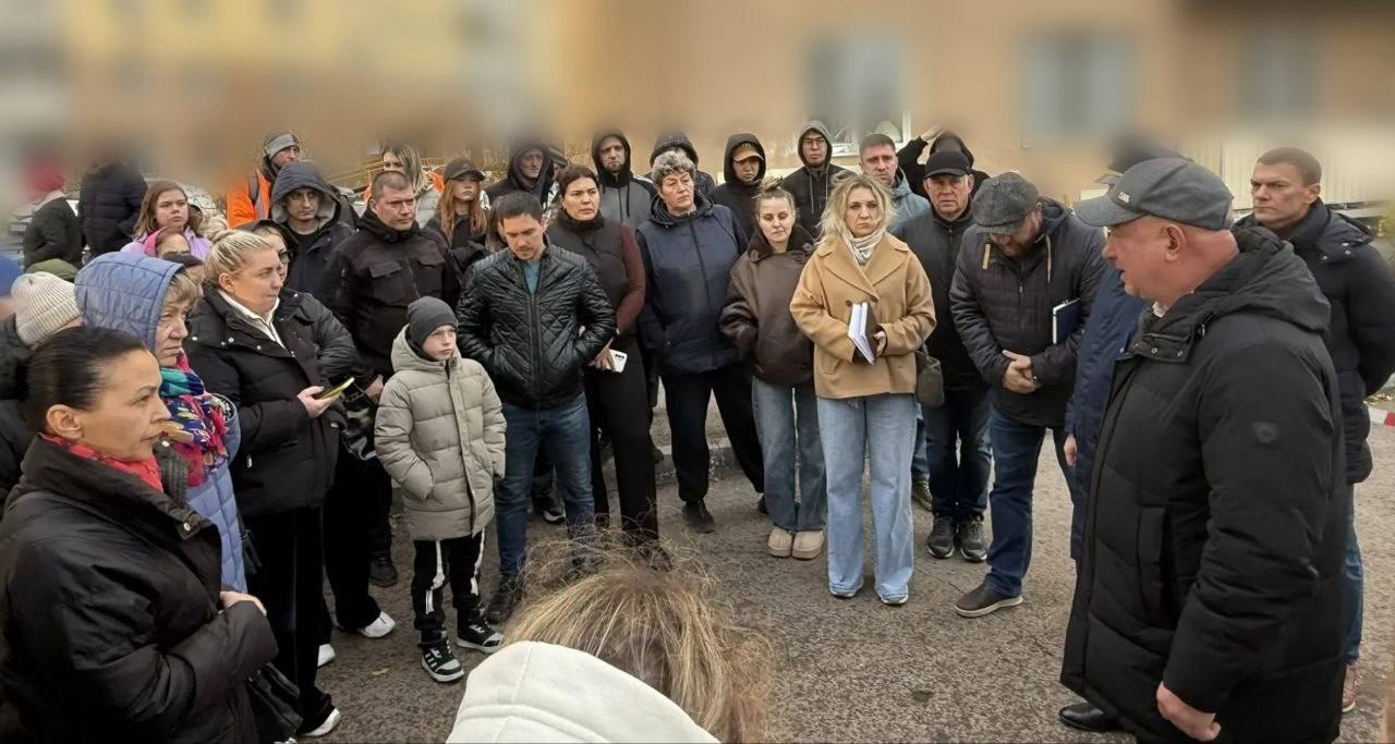 По поручению губернатора Саратовской области Романа Бусаргина состоялась встреча руководства районной администрации с жителями дома, пострадавшего в результате атаки БПЛА