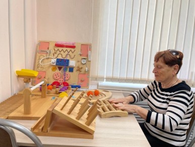 Балансиры, бизиборды, спиралевидные лабиринты: пенсионеры Татищевского района посещают школу восстановления