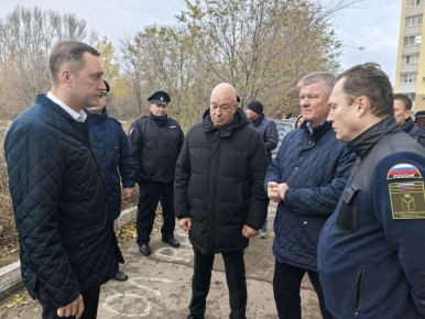 Угроза атаки БПЛА снята.. На месте падения обломков БПЛА в Саратове продолжают работать все оперативные службы. Поврежден один многоквартирный жилой дом - в части квартир выбиты окна - Роман Бусаргин "Районная администрация...