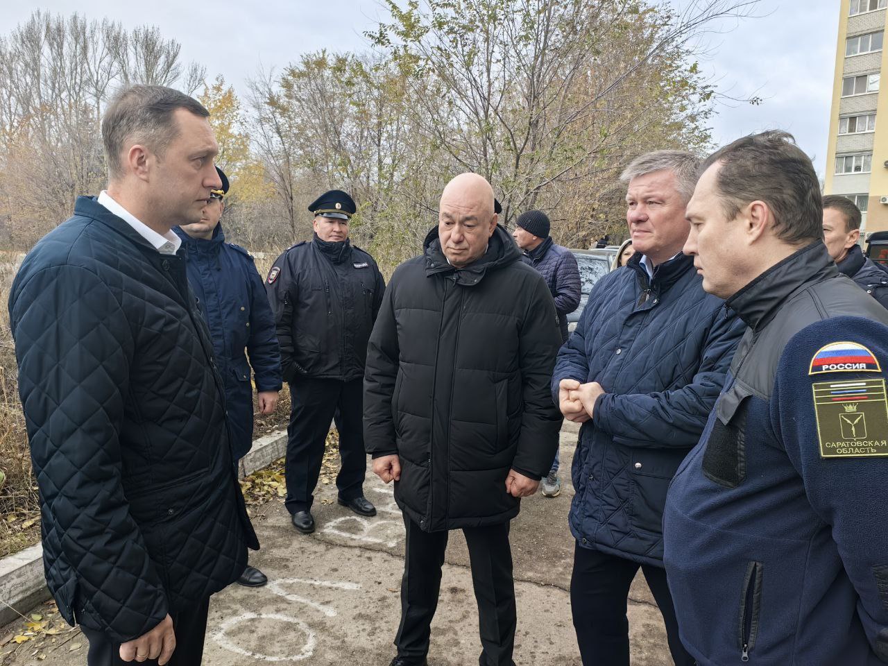 Угроза атаки БПЛА снята.. На месте падения обломков БПЛА в Саратове продолжают работать все оперативные службы. Поврежден один многоквартирный жилой дом - в части квартир выбиты окна - Роман Бусаргин "Районная администрация...