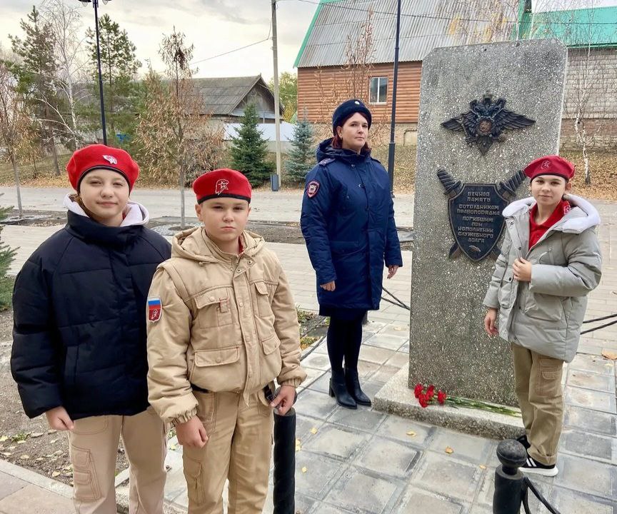 В Пугачевском районе сотрудники полиции и школьники провели памятное мероприятие