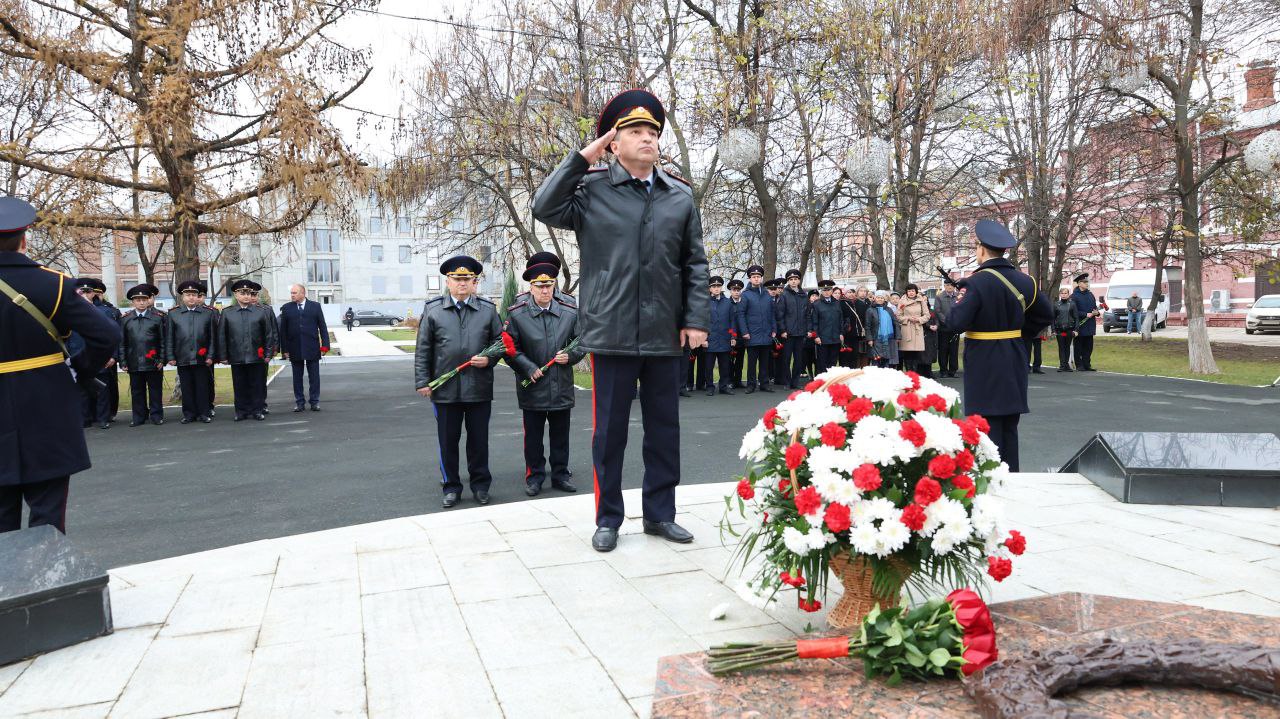 В Саратовской области почтили память сотрудников органов внутренних дел, погибших при выполнении служебных обязанностей В Саратовской области почтили память сотрудников органов внутренних дел, погибших при выполнении служебных обязанностей
