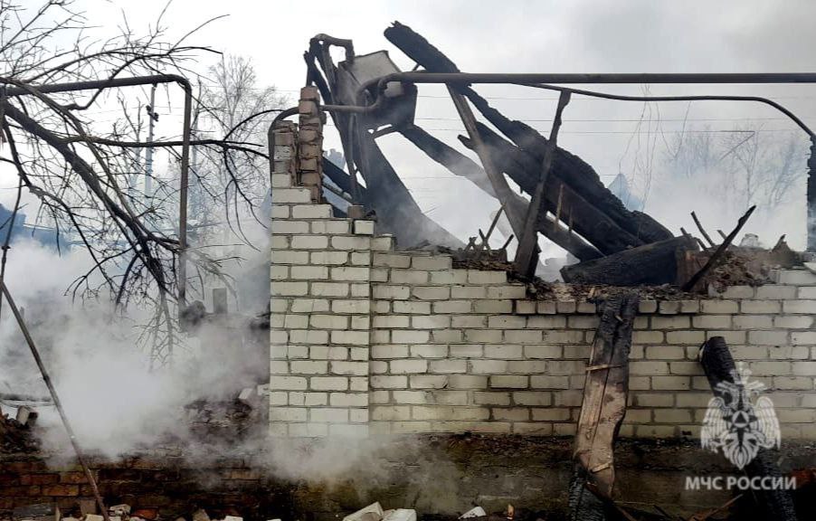220-метровый пожар потушили в поселке Барсучий Лысогорского района