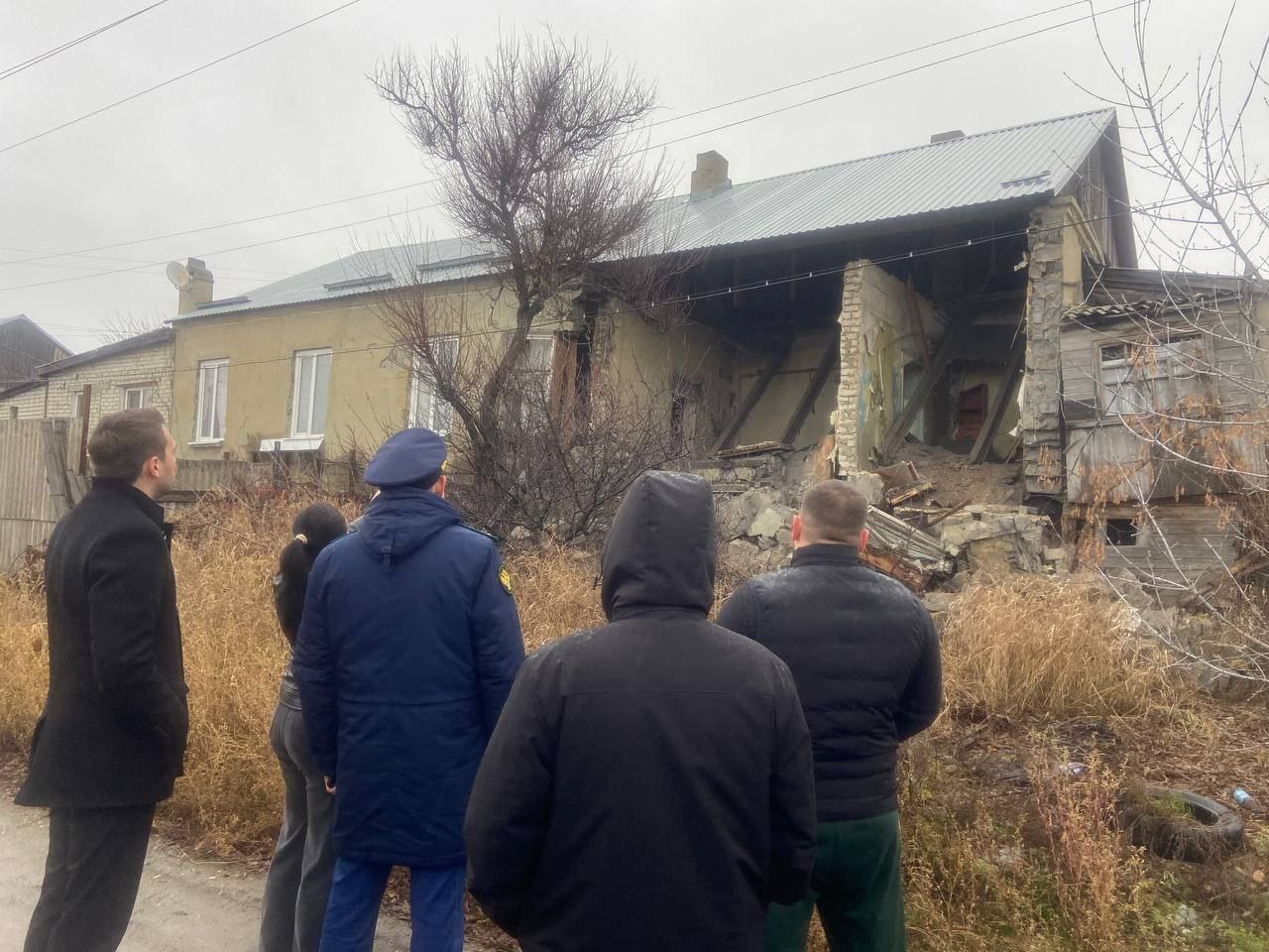 Прокурор Саратовской области Сергей Филипенко взял на контроль устранение нарушений жилищных прав граждан, проживающих в доме № 53 на 2-ой Речной улице