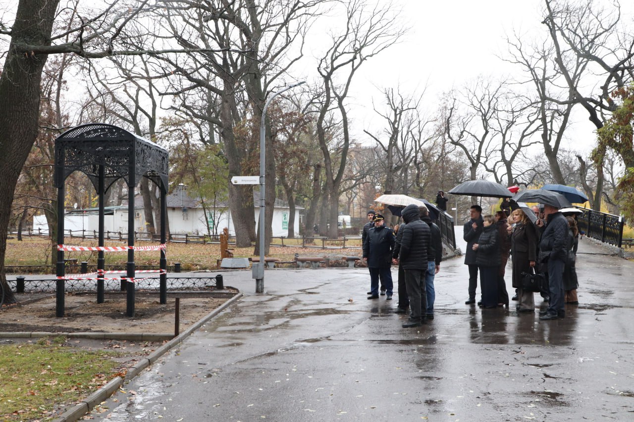 В городском парке начались работы по устройству освещения В городском парке начались работы по устройству освещения