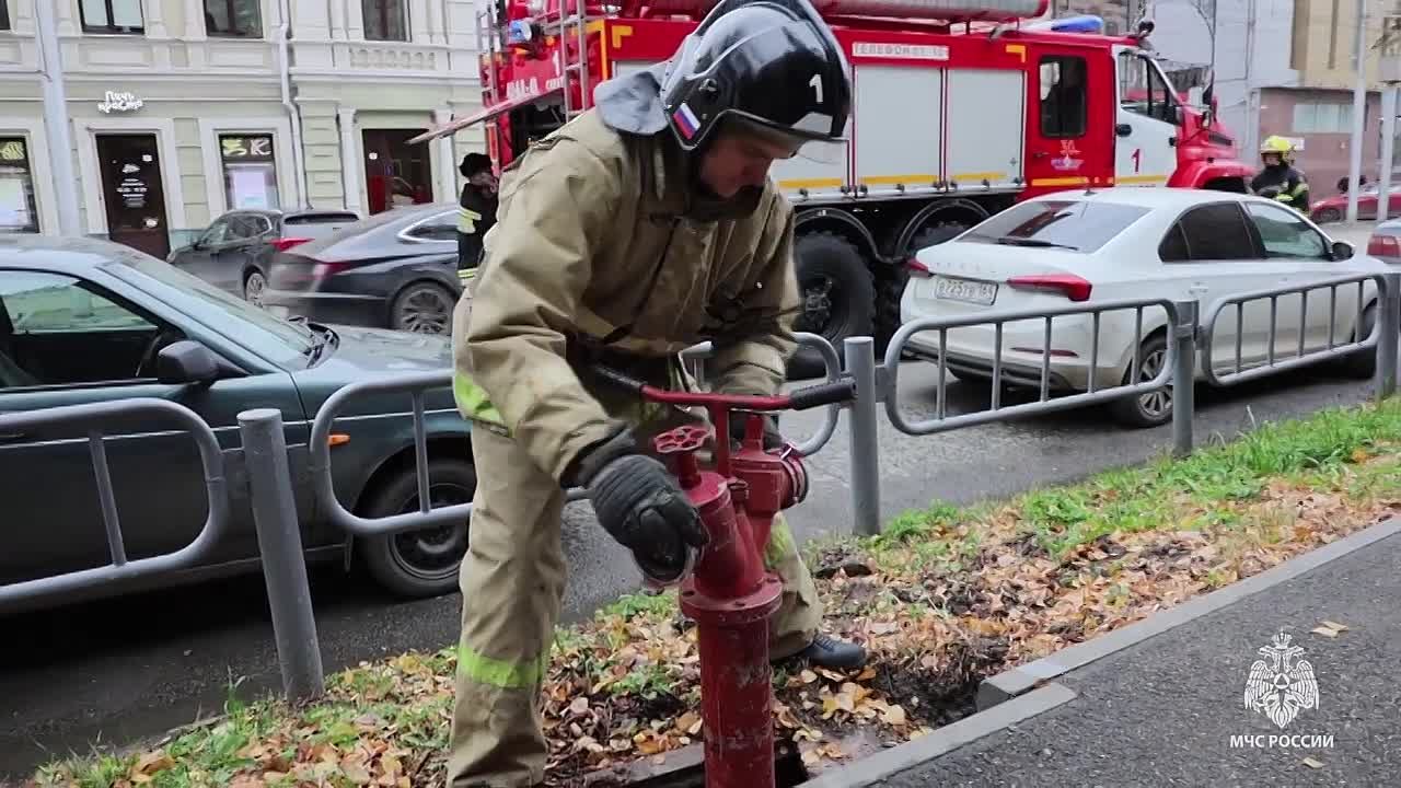 #БудниМЧС. В Саратовском лицее №3 на Советской сотрудники МЧС России провели пожарно-тактические занятия