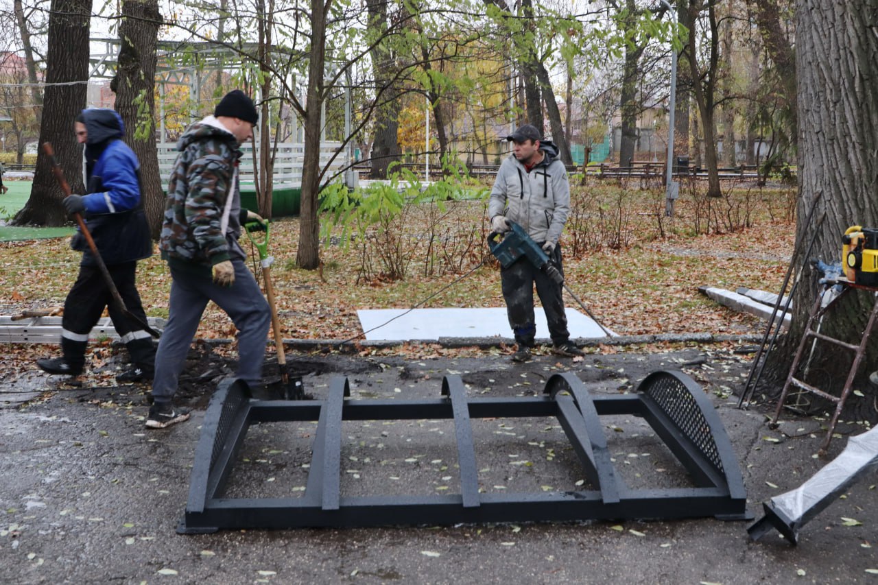 В городском парке начались работы по устройству освещения В городском парке начались работы по устройству освещения