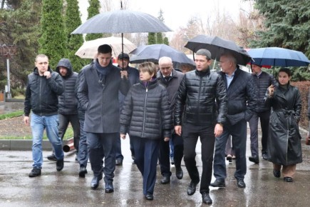 В городском парке начались работы по устройству освещения