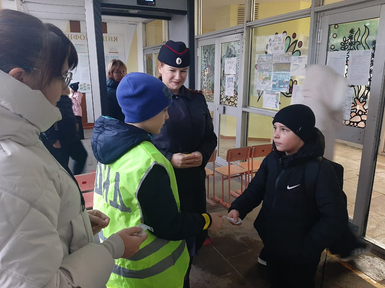 Автоинспекторы совместно с родителями школьников проверили использование световозвращающих элементов Автоинспекторы совместно с родителями школьников проверили использование световозвращающих элементов