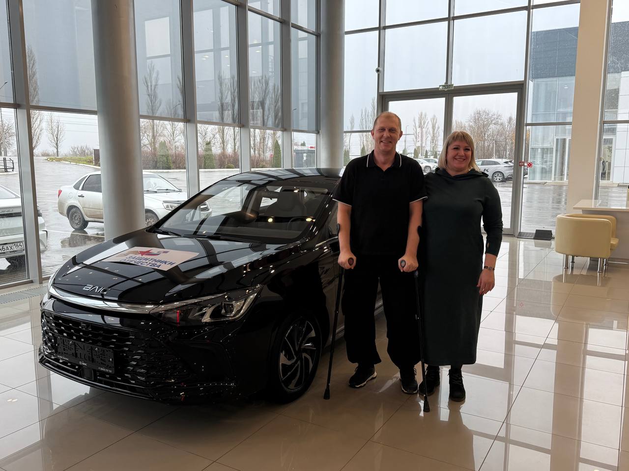 В Саратовской области фонд «Защитники Отечества» передал ветерану СВО автомобиль с ручным управлением В Саратовской области фонд «Защитники Отечества» передал ветерану СВО автомобиль с ручным управлением