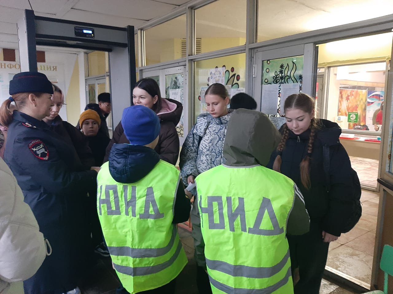 Автоинспекторы совместно с родителями школьников проверили использование световозвращающих элементов